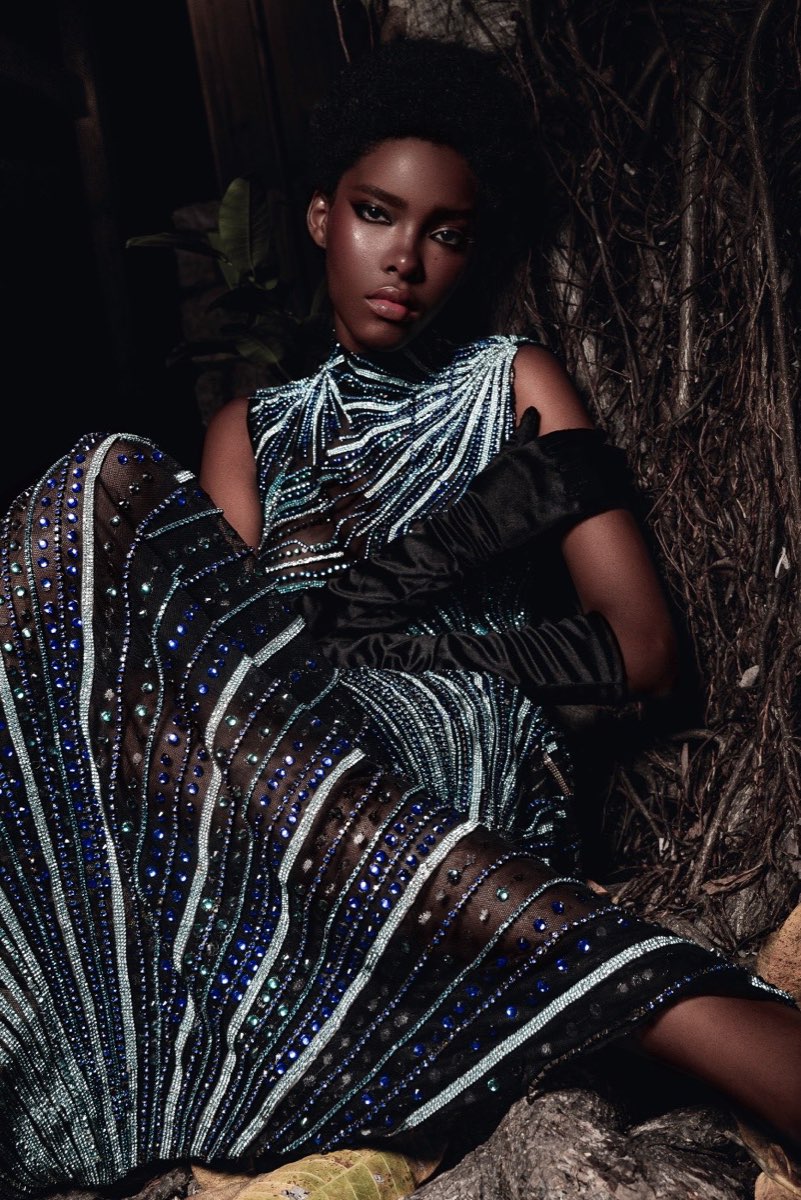 Editorial de moda con vestido de pedrería